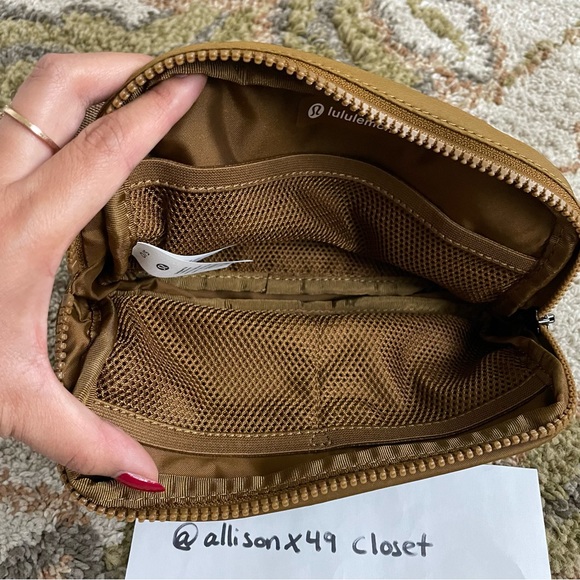 🍁Burnt Camel🍁 Lululemon Everywhere Belt Bag - Picture 4 of 12